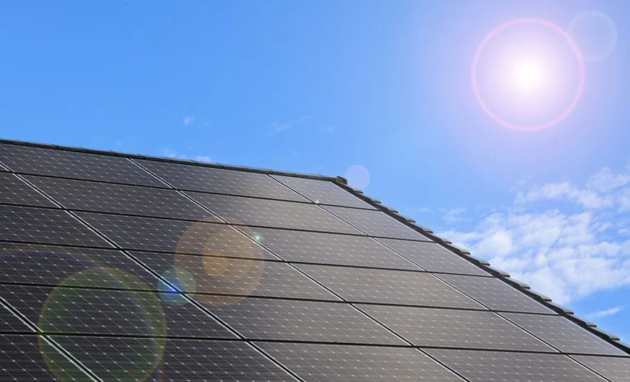 太陽光パネルを設置している住宅の屋根イメージ