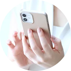 スマホでお問い合わせする人のイメージ