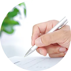書面にサインする人のイメージ