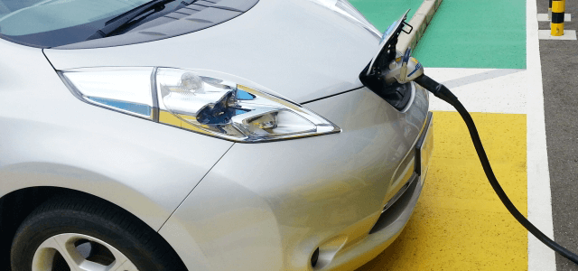 電気自動車に充電するイメ－ジ