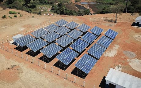 タンザニアの難民キャンプに導入された太陽光発電システム